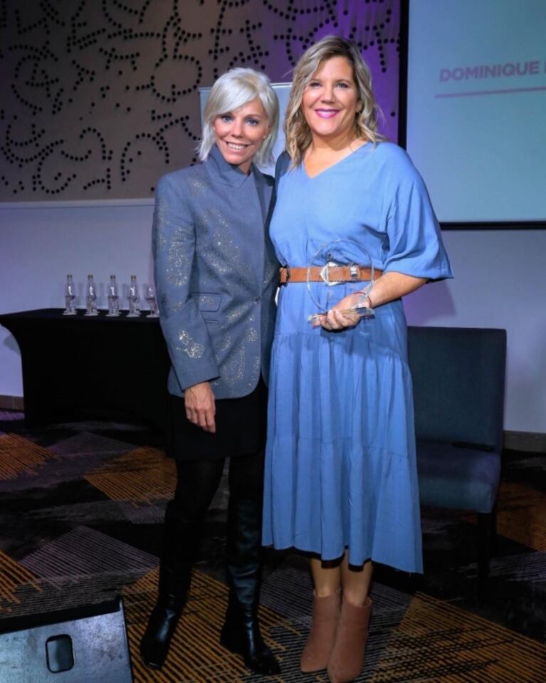 La felicidad de Dominique Metzger al recibir un premio por su labor y compromiso