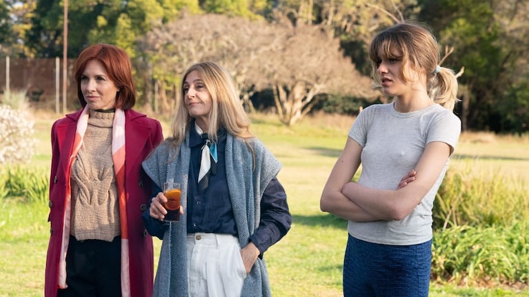 La ficción de Disney+ aborda temas como el poliamor, la fidelidad, los prejuicios sociales y las nuevas formas de familia.