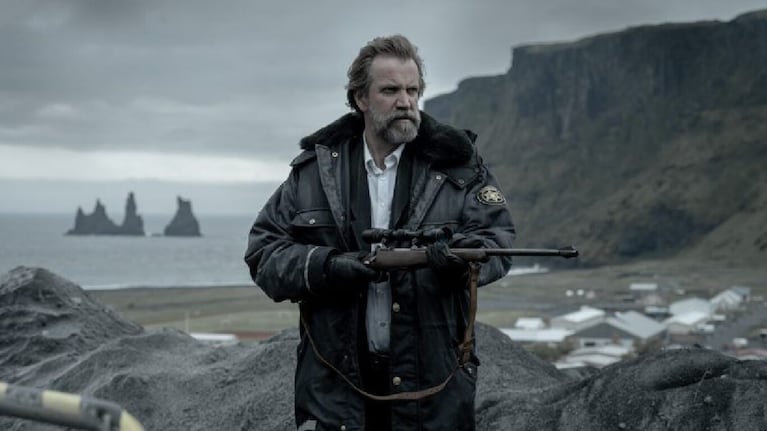 La ficción se desarrolla en un paisaje volcánico que parece sacado de otro planeta.