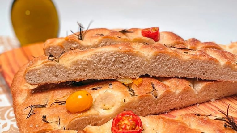 La focaccia, un panificado que se hace muy fácil y es la compañía ideal de una buena pucada. Foto: Cucinare.tv