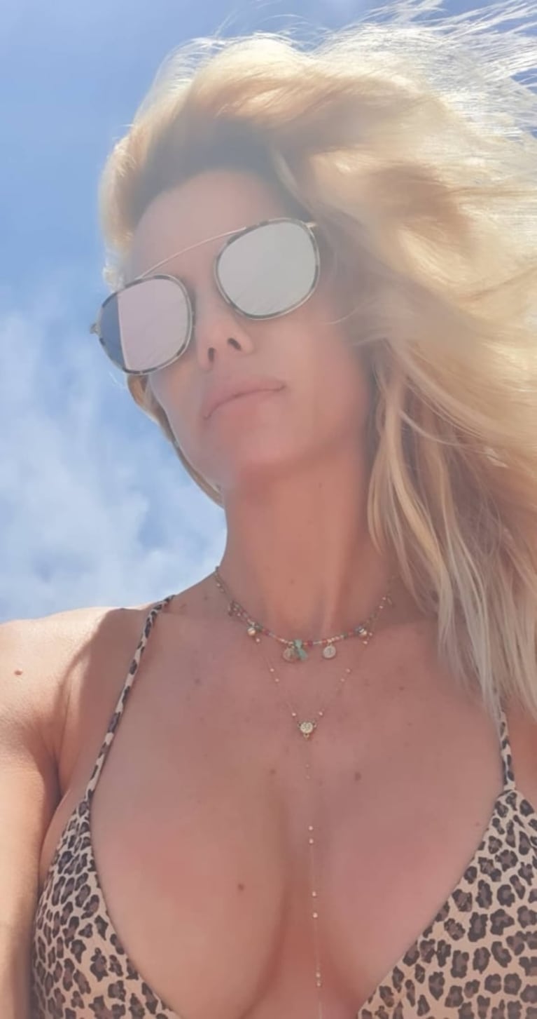 La foto al desnudo de Nicole Neumann en José Ignacio solo tapada con un sombrero: "Disfrutando, recalculando"