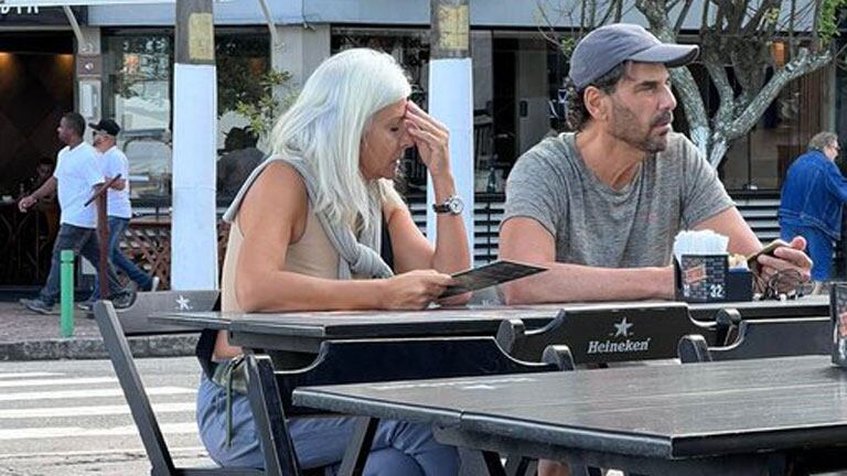 La foto de Juan Darthés y su esposa en un bar de las calles de Río de Janeiro: ¿Rostros de preocupación?