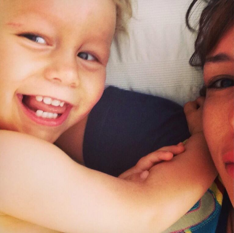 La foto de Pampita junto a su hijo en una de sus divertidas mañanas. (Twitter)
