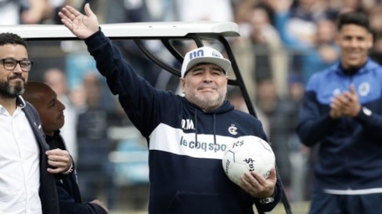 La foto de Rocío Oliva haciéndole el aguante a Diego Maradona, en su presentación como DT en Gimnasia 