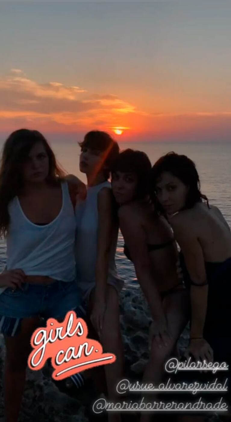 La foto de Úrsula Corberó con una amiga en una isla española, abrazadas en topless en el agua 