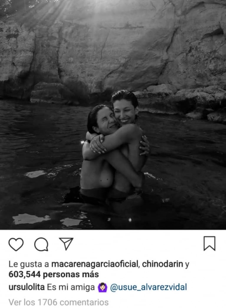 La foto de Úrsula Corberó con una amiga en una isla española, abrazadas en topless en el agua 