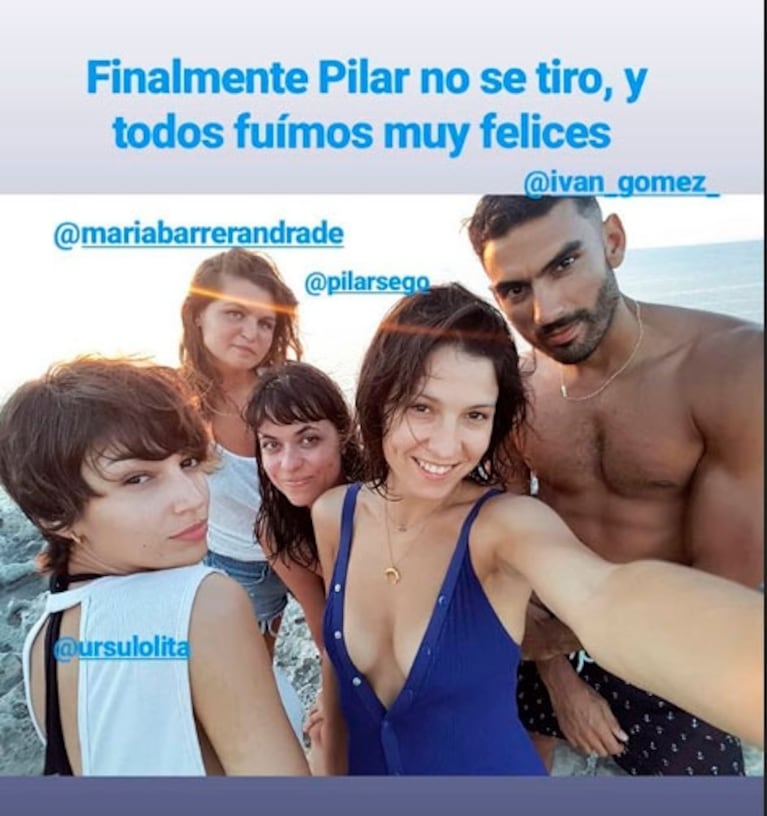 La foto de Úrsula Corberó con una amiga en una isla española, abrazadas en topless en el agua 