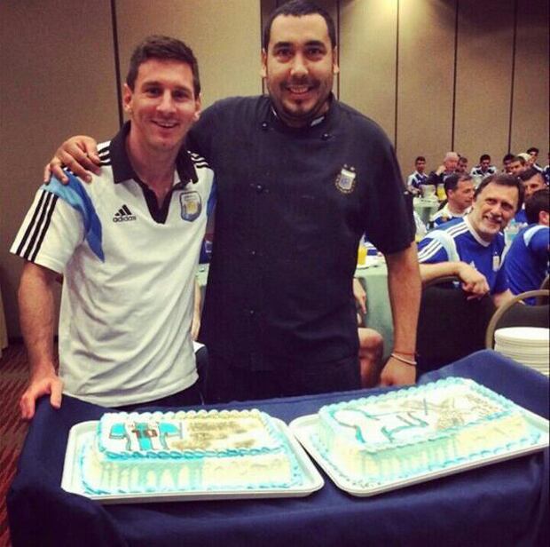 La foto del festejo de Messi con el cheff de la comitiva. (Instagram)