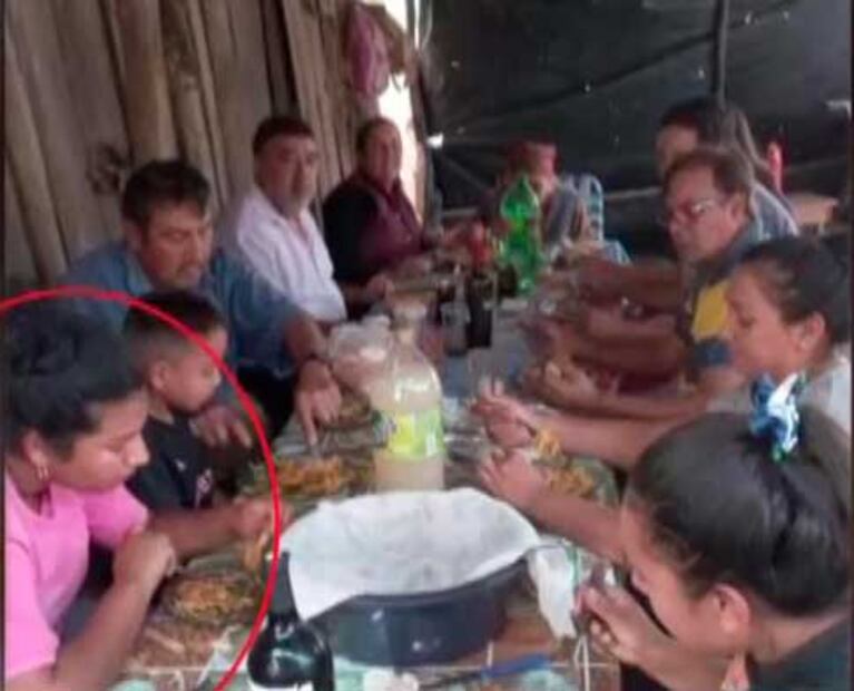 La foto del último almuerzo de Loan con su familia antes de su desaparición. EN el círculo, Macarena, la prima que declaró este domingo (Foto: captura TN)