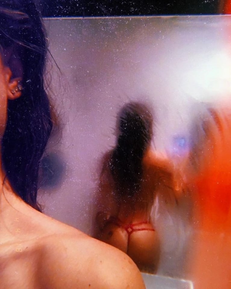 La foto hot de Jimena Barón en el baño, con un tremendo colaless: "Líneas borrosas"  