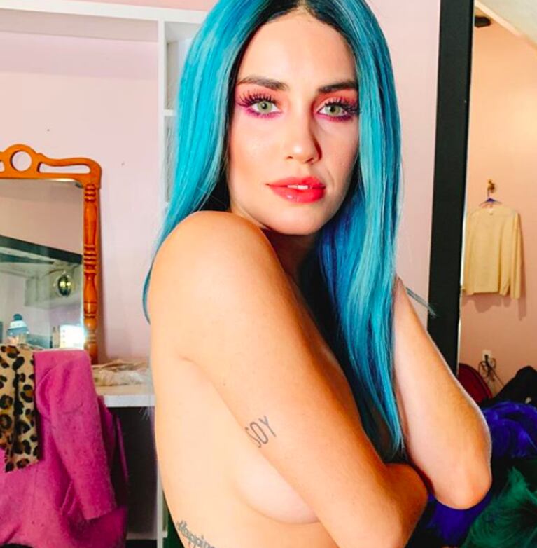 La foto hot en topless de Lali Espósito que le sacó... ¡su novio!: cabello turquesa y ojos verdes