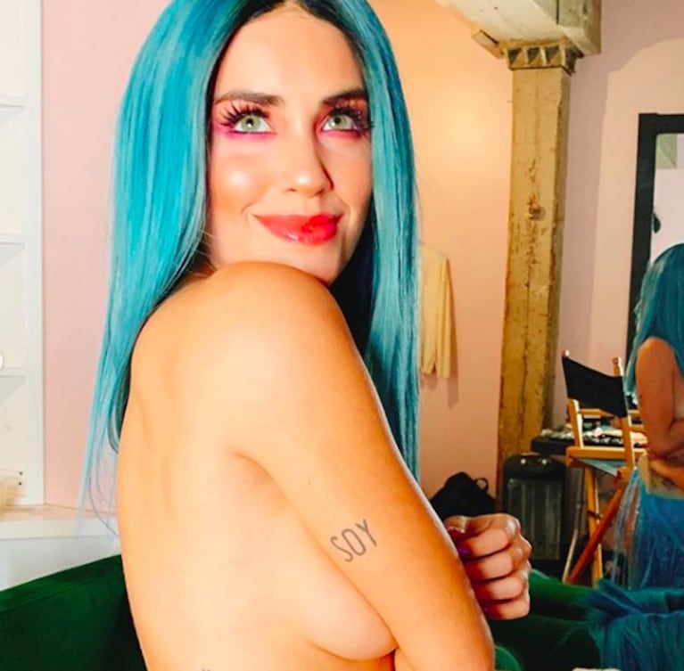 La foto hot en topless de Lali Espósito que le sacó... ¡su novio!: cabello turquesa y ojos verdes