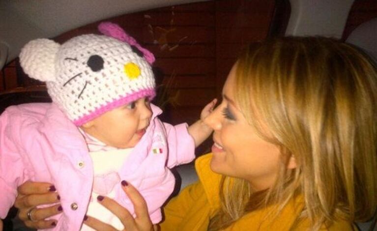 La foto más tierna de Evangelina Anderson y su hija Lola. (Foto: Twitter)