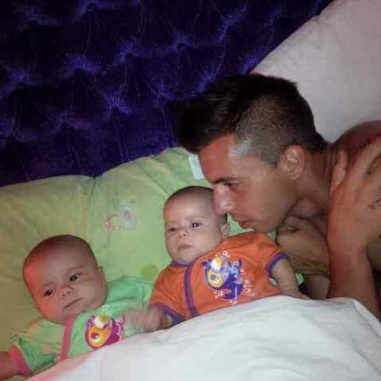 La foto más tierna de las hijas de Cinthia Fernández con su papá, Matías Defederico. (Foto: Twitter)