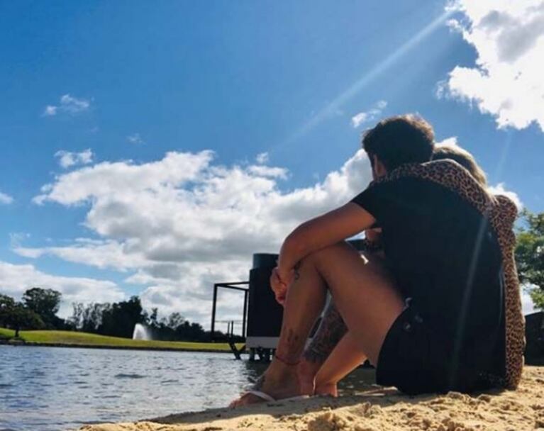La foto más tierna de Nicolás Cabré besando a Laurita Fernández: finde a puro relax y mimos al sol