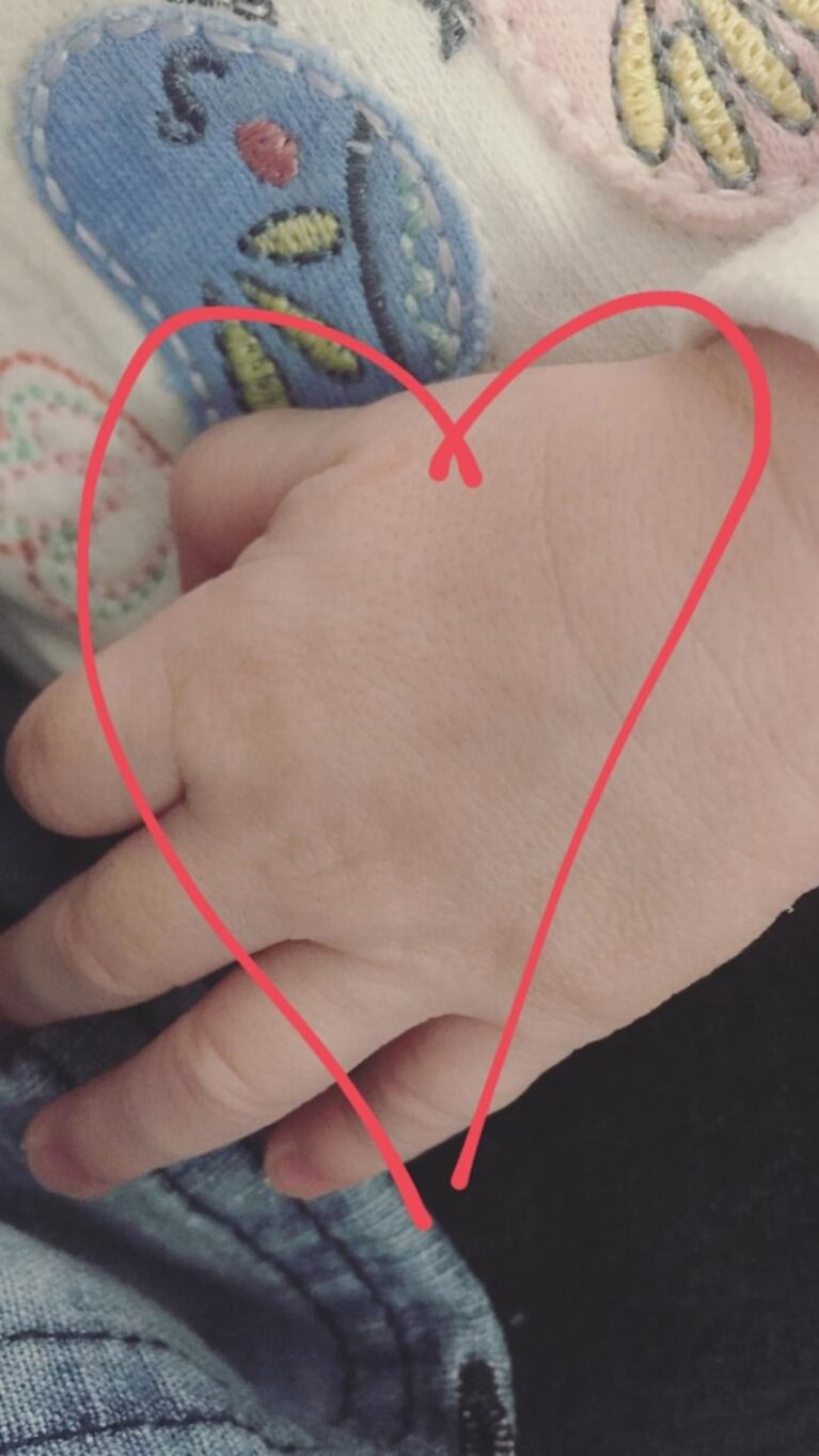 La foto multicolor de Brenda Gandini junto a su hija Alfonsina, de diecisiete días: "Ser madre hoy"