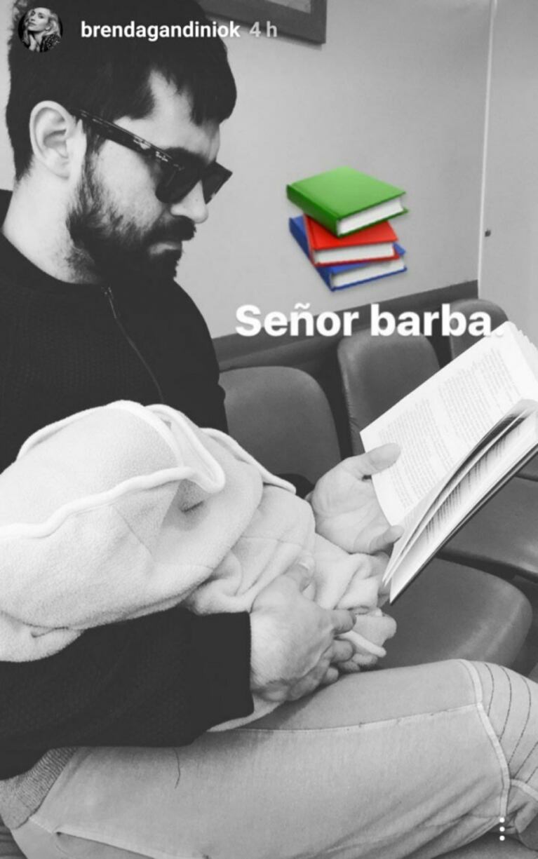 La foto multicolor de Brenda Gandini junto a su hija Alfonsina, de diecisiete días: "Ser madre hoy"