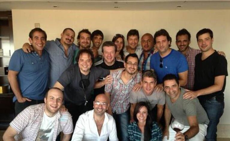 La foto que Marcelo Tinelli se sacó con su equipo durante el asado. (Foto: Twitter)