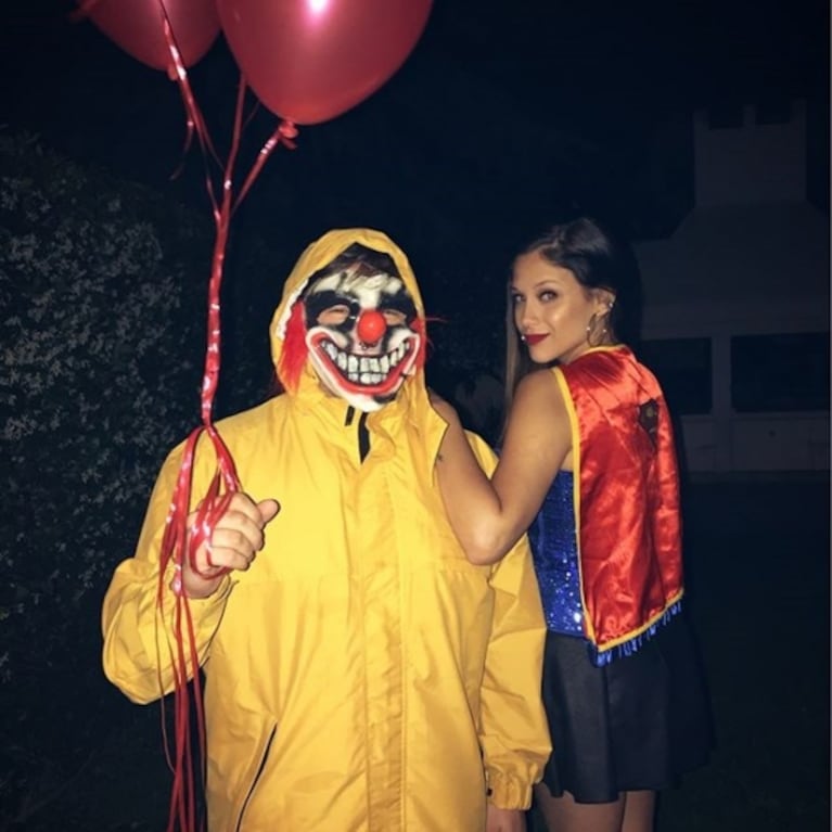 La foto sexy de Barbie Vélez en la cama, lookeada como vampiresa por Halloween