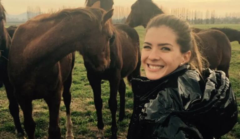 La foto sexy de la China Suárez en una producción, montando a caballo: body y súper escote 