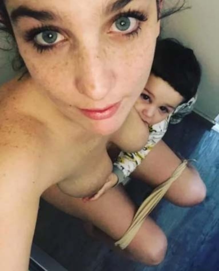 La foto súper íntima que Juana Repetto se sacó en un baño... ¡con la ropa interior baja!