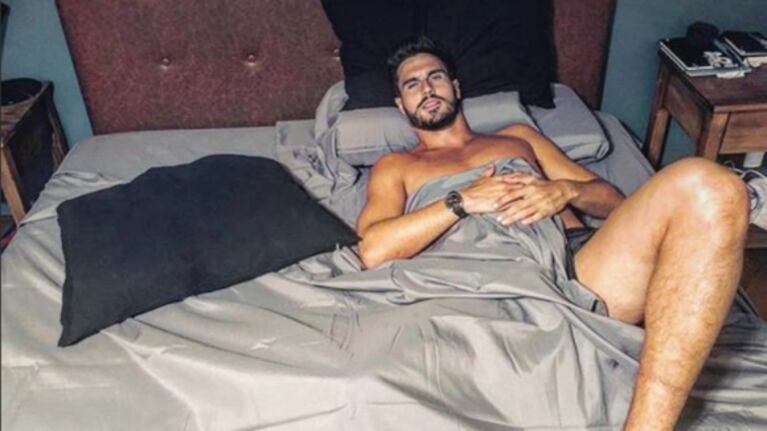 La foto súper sexy de Juan Marconi desde la cama: "Me interesa saber cómo van a pasar San Valentín"