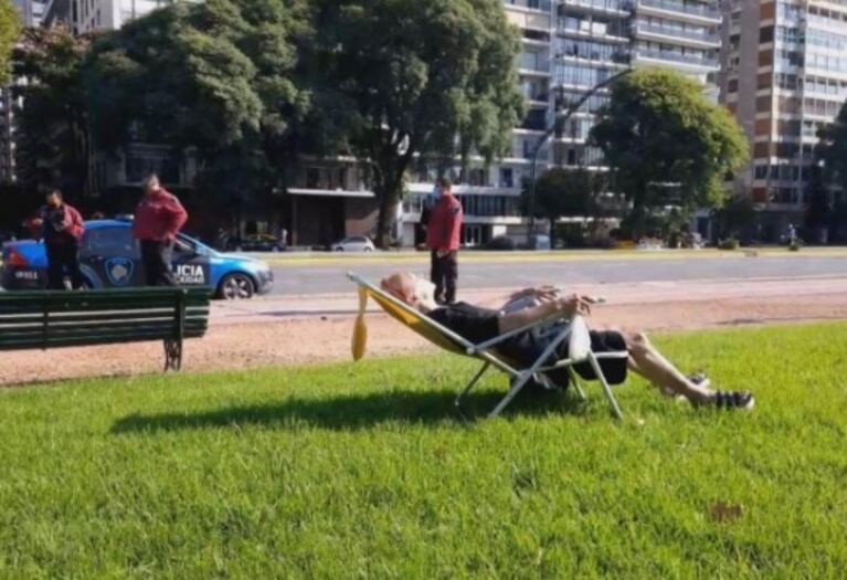 La furia de Sara, la mujer de 83 años que rompió la cuarentena para tomar sol: "No quiero que se me acerque esta gentuza contaminada"