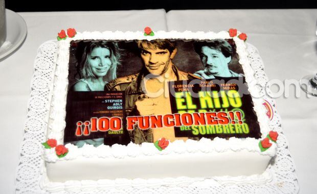 La gran torta que preparó la producción para disfrutar en la celebración (Foto: Jennifer Rubio). 