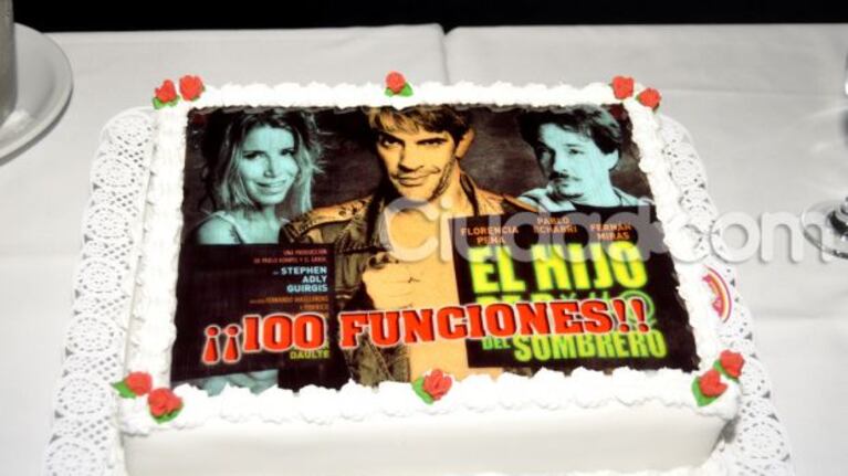 La gran torta que preparó la producción para disfrutar en la celebración (Foto: Jennifer Rubio).