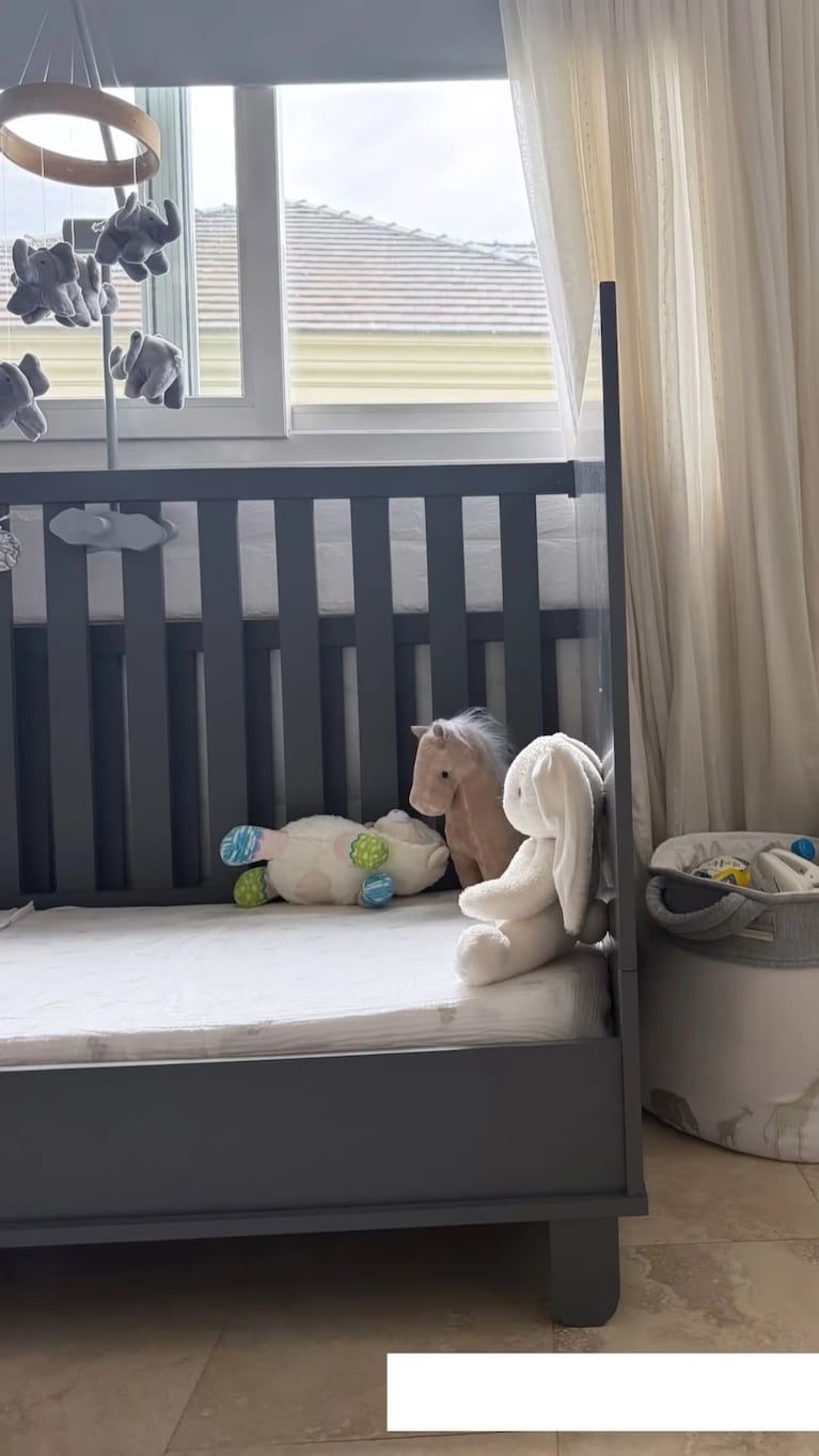 La habitación de Cruz Urcera, el hijo de Nicole Neumann, renovada con tonos neutros y decoración minimalista.
 Crédito Instagram / Nicole Neumann.