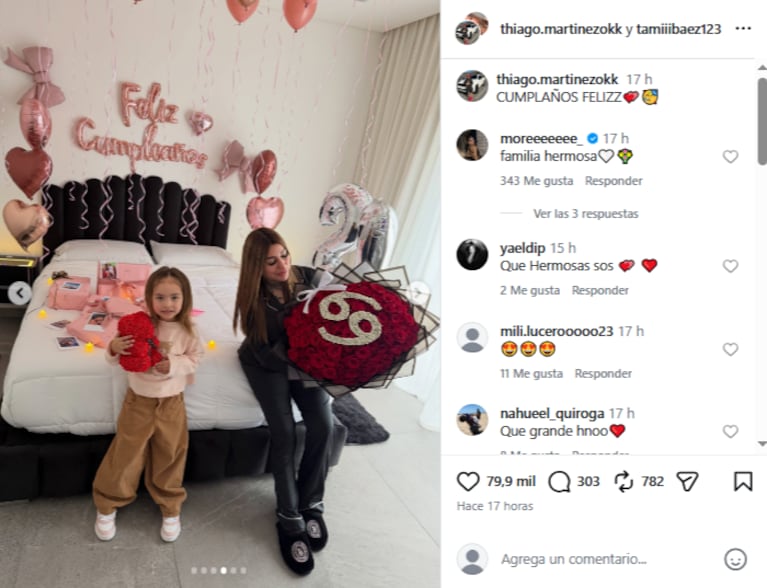 La habitación se llenó de globos y un cartel gigante de "Feliz Cumpleaños" para la celebración de Tamara.