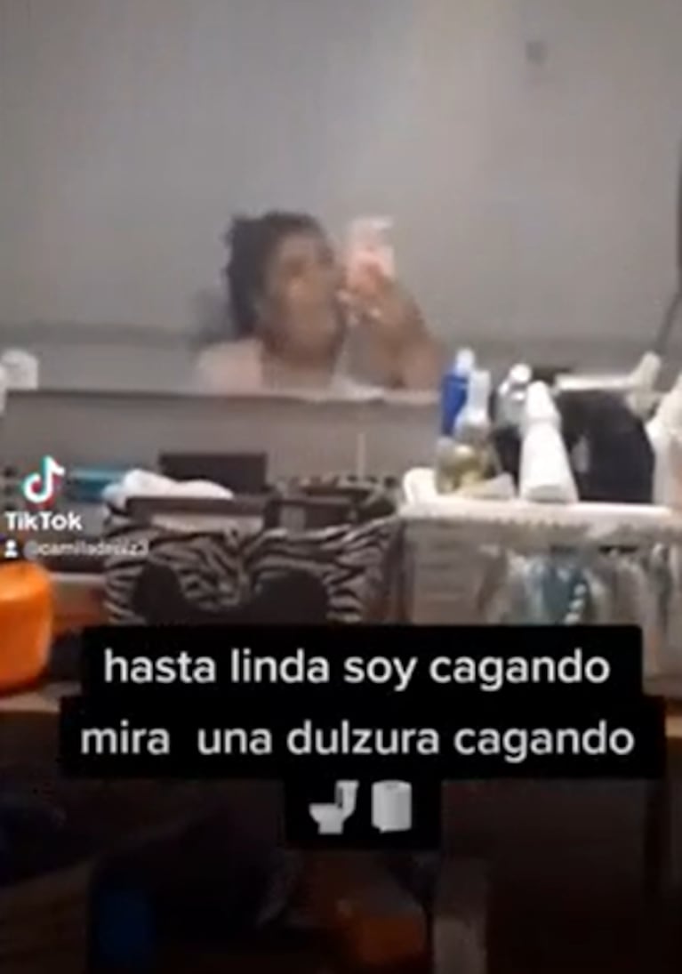 La hermana de Thiago Medina impactó con sus fotos en el baño haciendo sus necesidades: “Linda soy cag...”