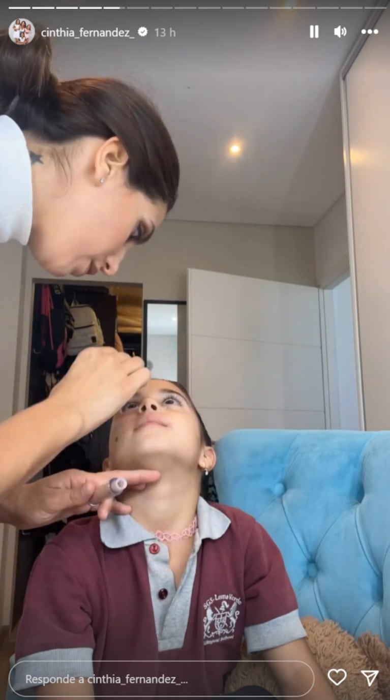 La hija de Cinthia Fernández se vistió de dama antigua para un acto escolar: el tierno video