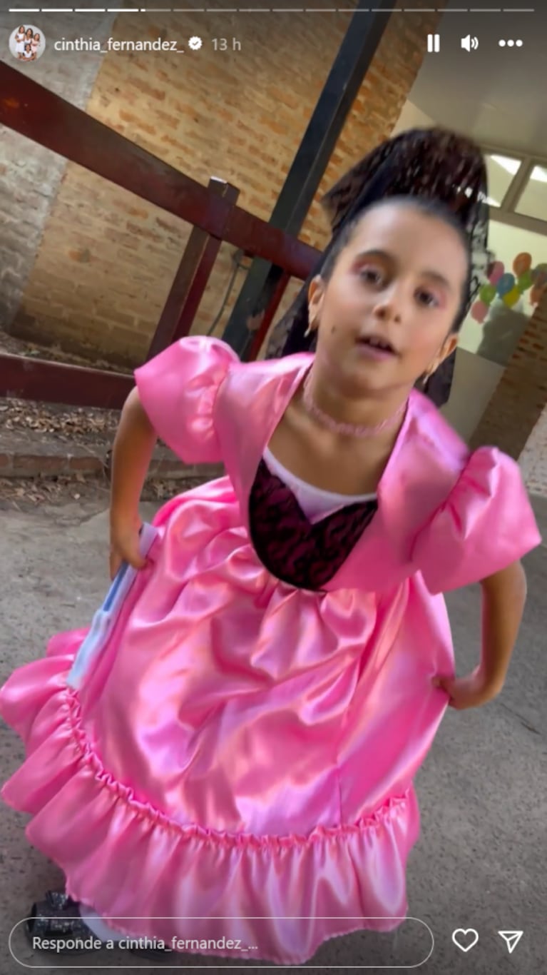 La hija de Cinthia Fernández se vistió de dama antigua para un acto escolar: el tierno video