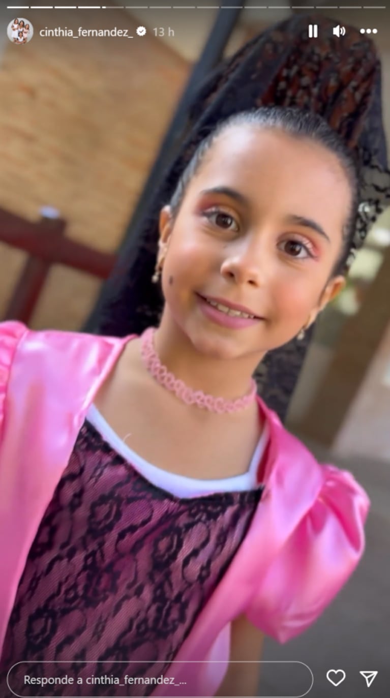 La hija de Cinthia Fernández se vistió de dama antigua para un acto escolar: el tierno video