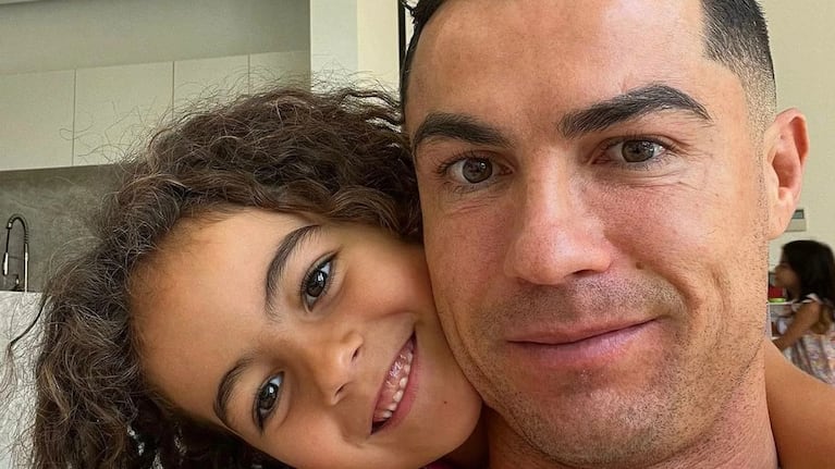 La hija de Cristiano Ronaldo emocionó a todos al cantar un clásico romántico y recibió un guiño de Antonela Roccuzzo. Crédito: Instagram