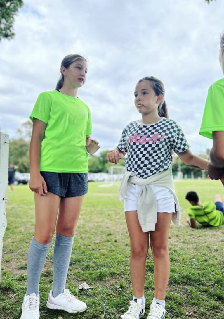 La hija de Fabián Cubero heredó su pasión por el fútbol y Nicole Neumann la alentó desde la tribuna
