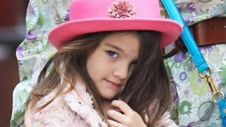 La hija de Tom Cruise y Katie Holmes y un divertido mensaje escrito en su yeso. (Foto: Web)