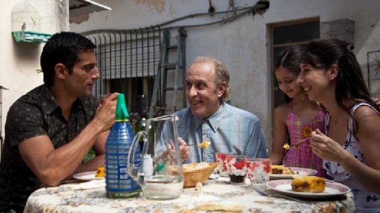 La historia gira en torno a un grupo de amigos que decide reunirse en una casa aislada,