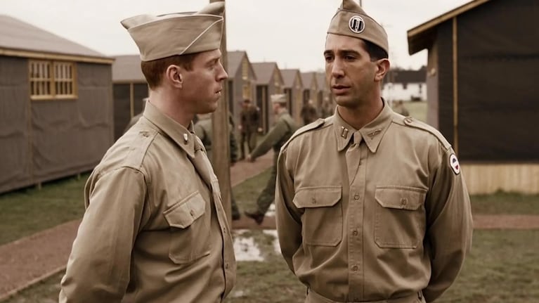 La historia sigue a los integrantes de la Compañía Easy, perteneciente al 506.º Regimiento de Infantería Paracaidista de la 101.ª del Ejército estadounidense.