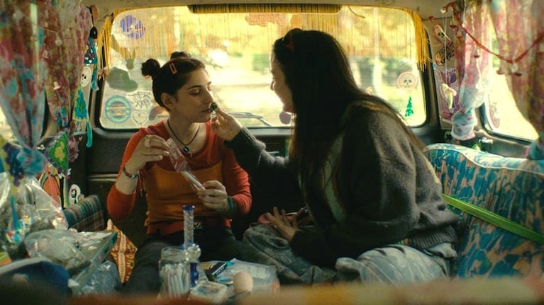 La historia sigue a Mora y Luján, dos amigas que emprenden un viaje improvisado.