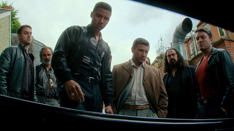 La historia sigue a un grupo especial de agentes británicos dedicados a infiltrarse.
