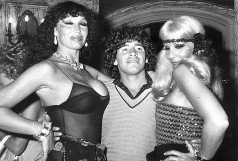 La histórica foto de Diego Maradona con Moria Casán y Susana Giménez. (Foto: Twitter @FotosFamiliaMDP)