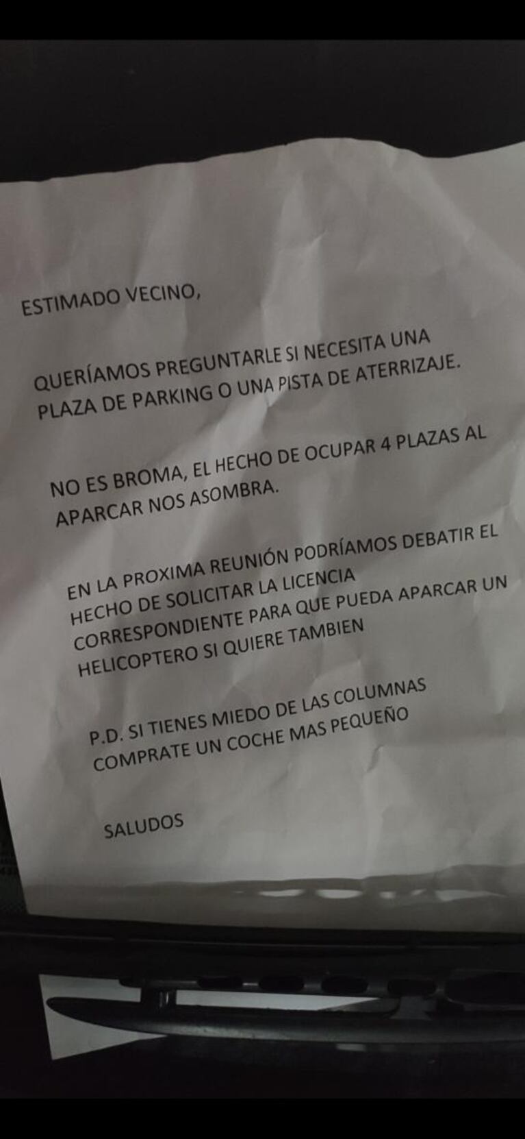 La imperdible nota que unos vecinos le dejaron a un conductor por su auto mal estacionado