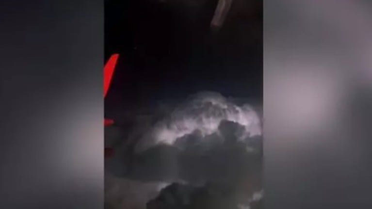 La impresionante imagen de una tormenta vista desde arriba