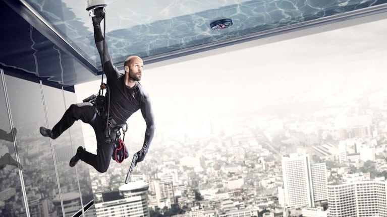 La impresionantes escenas de acción y puro vértigo de Jason Statham como Arthur Bishop en este film de Netflix.