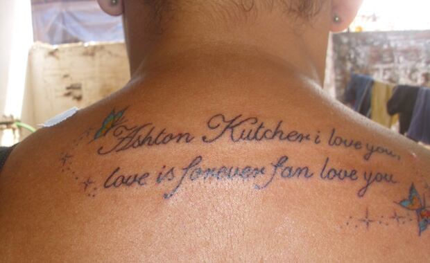 La increíble prueba de amor de una fanática por Ashton Kutcher. (Foto: Twitter)