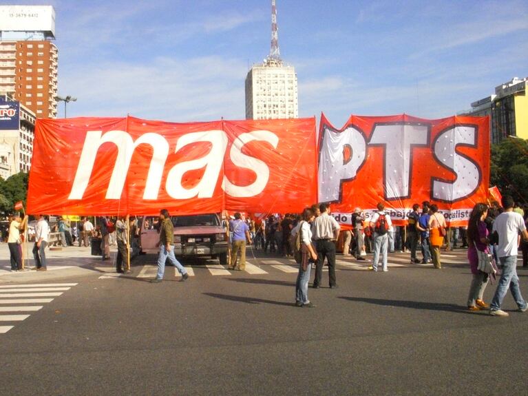 La insólita imagen de una protesta que se viralizó en Facebook. (Foto: Web)