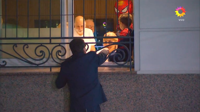La insólita visita de Guido Kaczka a unos vecinos en pleno programa (eltrece)