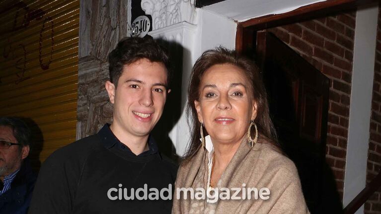 La intimidad del cumpleaños de Cacho Castaña en el Café La Humedad. (Foto: Ciudad / Movilpress)